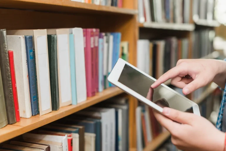 MENYUSUN DATA ARSIP DIGITAL BAGI PETUGAS PERPUSTAKAAN